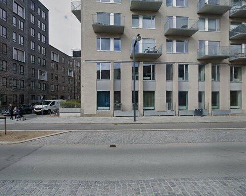 Lys 4-værelses lejlighedmed hjørnealtan