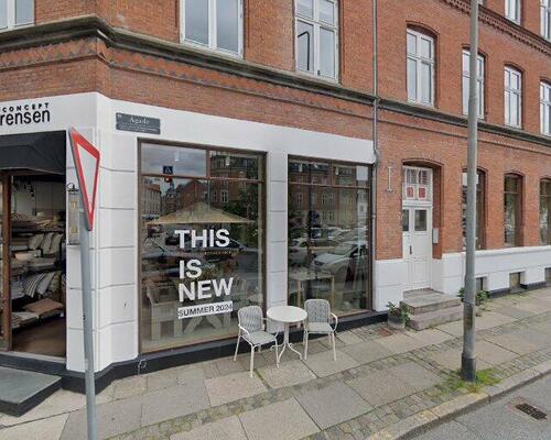 Rummelig lejlighed med karakter og central beliggenhed