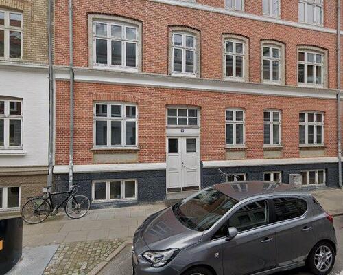 Indbydende 3-værelses lejlighed med altan i Vestbyen