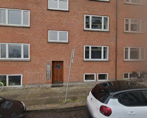 Centralt beliggende 2-værelses med altan og fjordkig