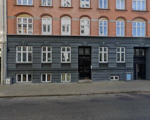 Central lejlighed med moderne komfort og byliv