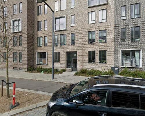 Rummelig 2 værelses lejlighed med vestvendt altan