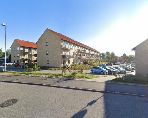 Moderne 3-vær. bolig på første sal i Tækkerhusene, Hillerød: Elevator og privat altan. Perfekt beliggenhed ved både natur og by liv