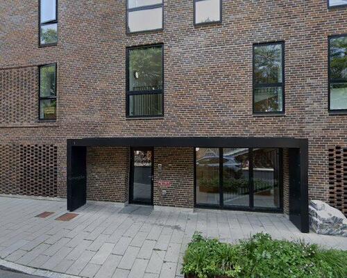 Rummelig og lys 4-værelses lejlighed med altan i et moderne byggeri i Søborg