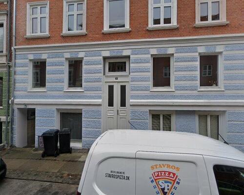 Rummelig lejlighed med fransk altan i Aalborgs hjerte