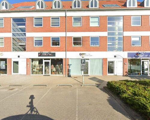 Lys 3-værelses øverst i ejendommen med altan