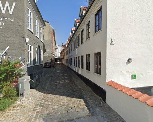 Indbydende 2-værelses taglejlighed midt i Aalborg C