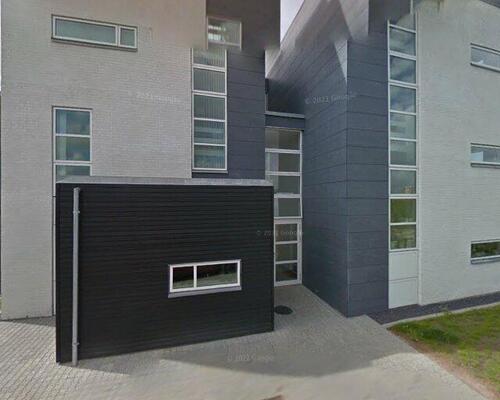 Hyggelig 3-plans lejlighed med moderne faciliteter og tagterrasse