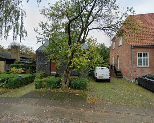 ​Dejlig villa fra 2005 – rigtig hyggelig indretning i 3 plan