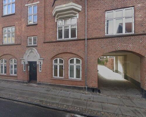 Rummelig 3-værelses på 108 m2 med gårdudgang, rå murstensvægge og opvaskemaskine i Aalborg C