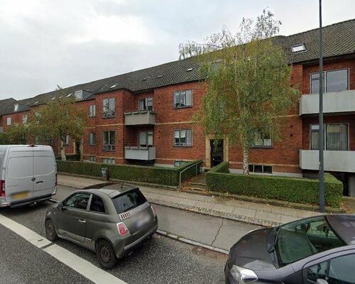 Indflytningsklar treværelses lejlighed med direkte adgang til 150 m² have.