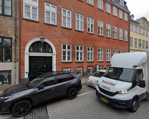 Klassisk københavnsk elegance på på 377 m² med en sjælden arkitektonisk autenticitet.