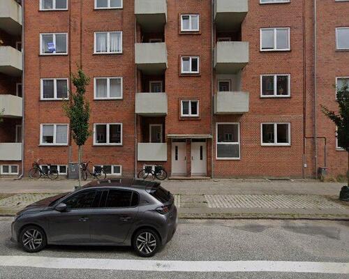 Lys 2-værelses med to altaner