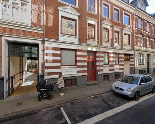 Delevenlig 3-værelses i Vestbyen med altan – tæt på nærbanen og stadion