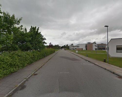 Lyst 3-værelses rækkehus i to plan med privat terrasse, parkering og ladestander på området – husdyr tilladt