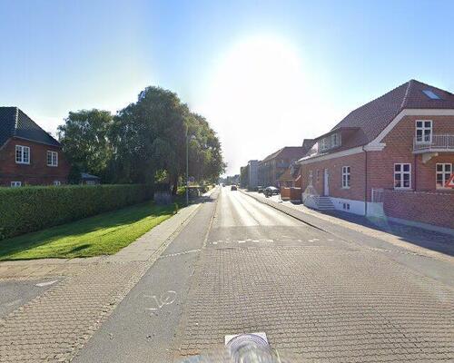 Lys 2-værelses med hems og terrasse – 88 m2 med synlige bjælker og parkering