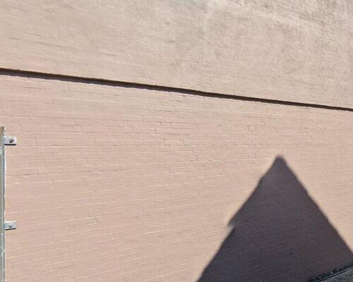 Nyrenoveret 2-værelses på 46 m2 med elevator, opvaskemaskine og parkering – tæt på Nærbanen