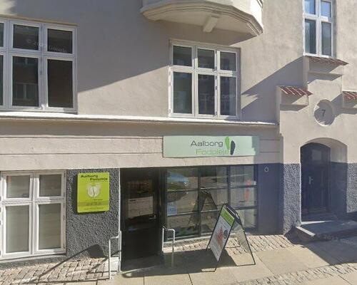 Lys og velholdt bylejlighed i Aalborgs hjerte