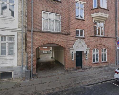 Lys og indbydende lejlighed med altan i Aalborgs hjerte