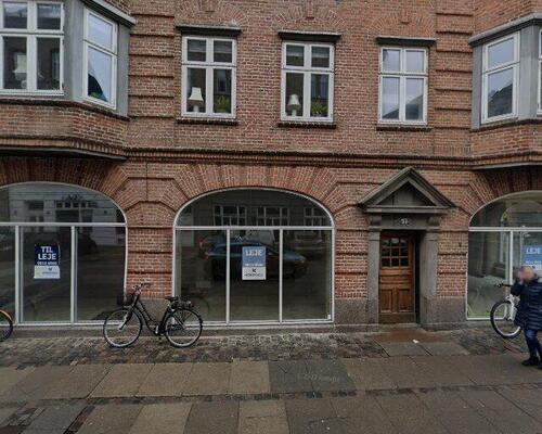 Rummelig lejlighed med klassiske detaljer i hjertet af Aalborg