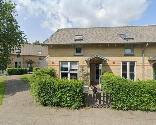 Lys 4 vær. lejlighed i 2 plan. - ligge i grønne omgivelser.