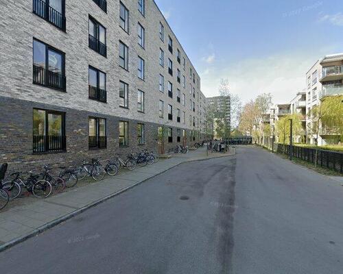 Lys og moderne med store vinduer og vestvendt altan