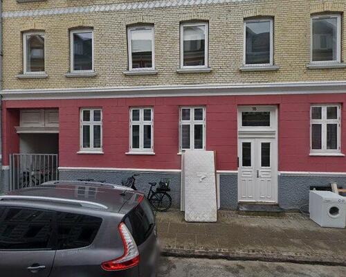 Rummelig lejlighed med fem værelser i Aalborgs hjerte