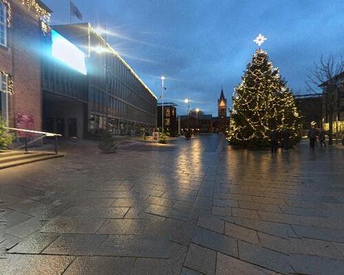 Lys 1-værelses med stor altan, bykig og elevator – 55 m2 med vaskemaskine