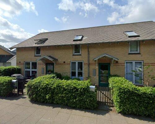 Lyst 3-vær. rækkehus i to plan med privat terrasse og ladestander på området - husdyr tilladt.