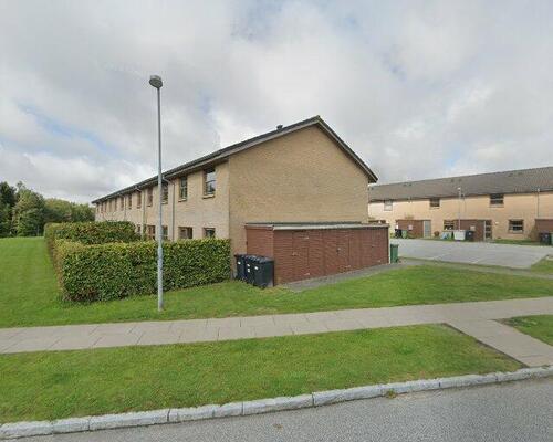 Lyst 4-værelses rækkehus på 120 m2 i to plan med privat terrasse, parkering og ét husdyr tilladt