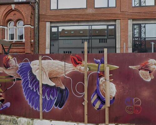 Stor 5-værelses på 130 m2 med 4 separate soveværelser, lille altan og komplet møblering – tæt på indkøb og byliv