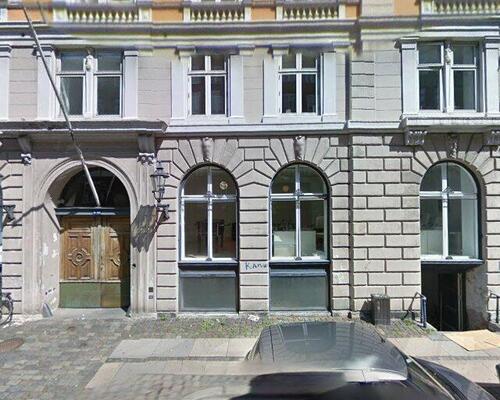 Rummelig og lys lejlighed | København K.