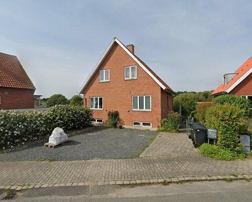 På en meget hyggelig stille villavej i Ringsted findes denne dejlige villa, meget velegnet til børnefamilier.