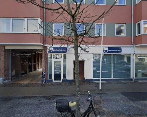 Rummelig delelejlighed med altan i Aalborgs hjerte