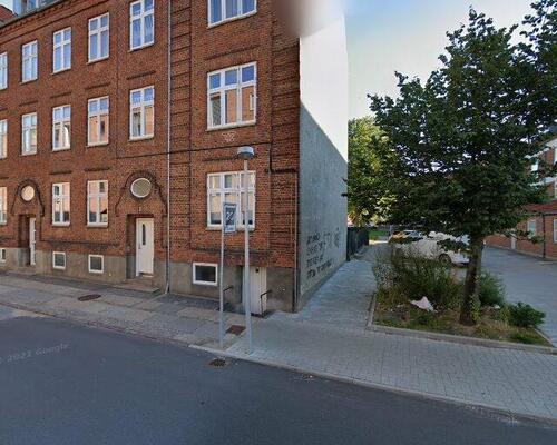 Høj stuelejlighed i centrum
