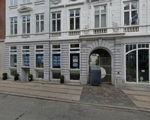 Indflytningsklar lejlighed i to plan med elevator og to solrige altaner