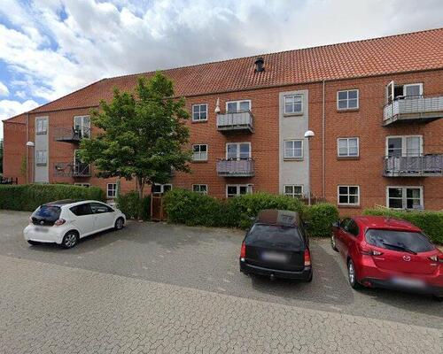 Stor 4-værelses lejlighed med tilhørende have