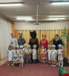 Спектакль по сказке Волк и семеро козлят с участием родителей