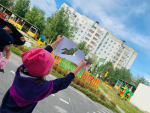 Наблюдение за природой через трафарет 