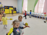 Танец с осенними листьями (младшая группа "Золотой ключик")