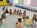 Танец с осенними листьями (младшая группа "Золотой ключик")