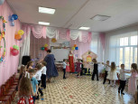 "КАК РЕБЯТА БАБУ-ЯГУ К ПРАЗДНИКУ НАРЯДИЛИ"