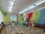 Весенние утренники в младшей и средней группах