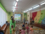 Весенние утренники в младшей и средней группах