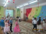 Весенние утренники в младшей и средней группах