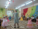 Весенние утренники в младшей и средней группах