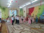 Весенние утренники в младшей и средней группах