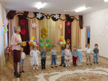 Наших милых мамочек поздравляем мы!
