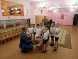 Депутат Госдумы вручил комплект «Восемь правил и восемь друзей здоровья» в кинешемском детском саду №17 