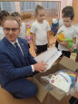Депутат Госдумы вручил комплект «Восемь правил и восемь друзей здоровья» в кинешемском детском саду №17 